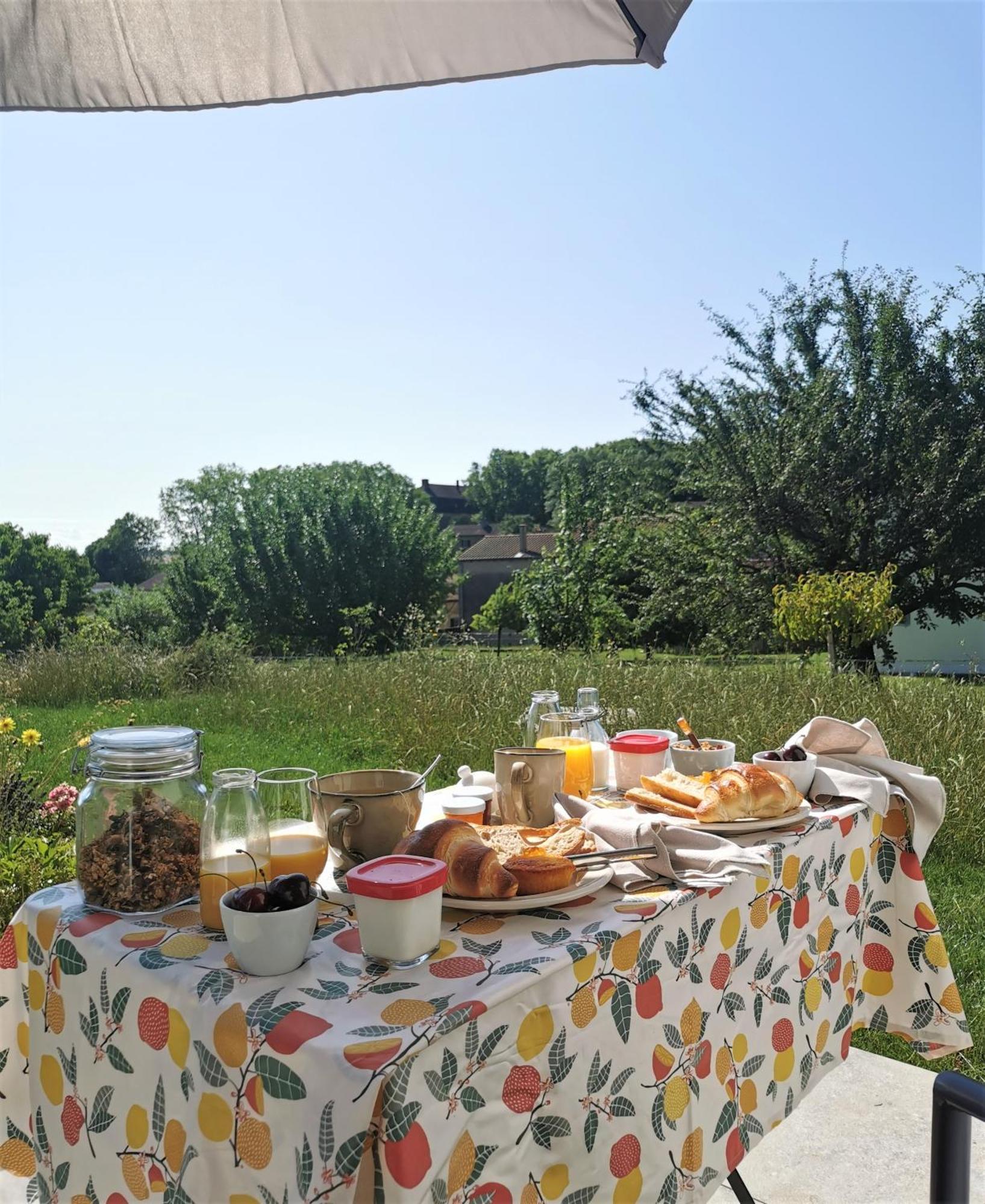 Au Jardin Des Deux Roches Bed & Breakfast Prissé Exterior photo