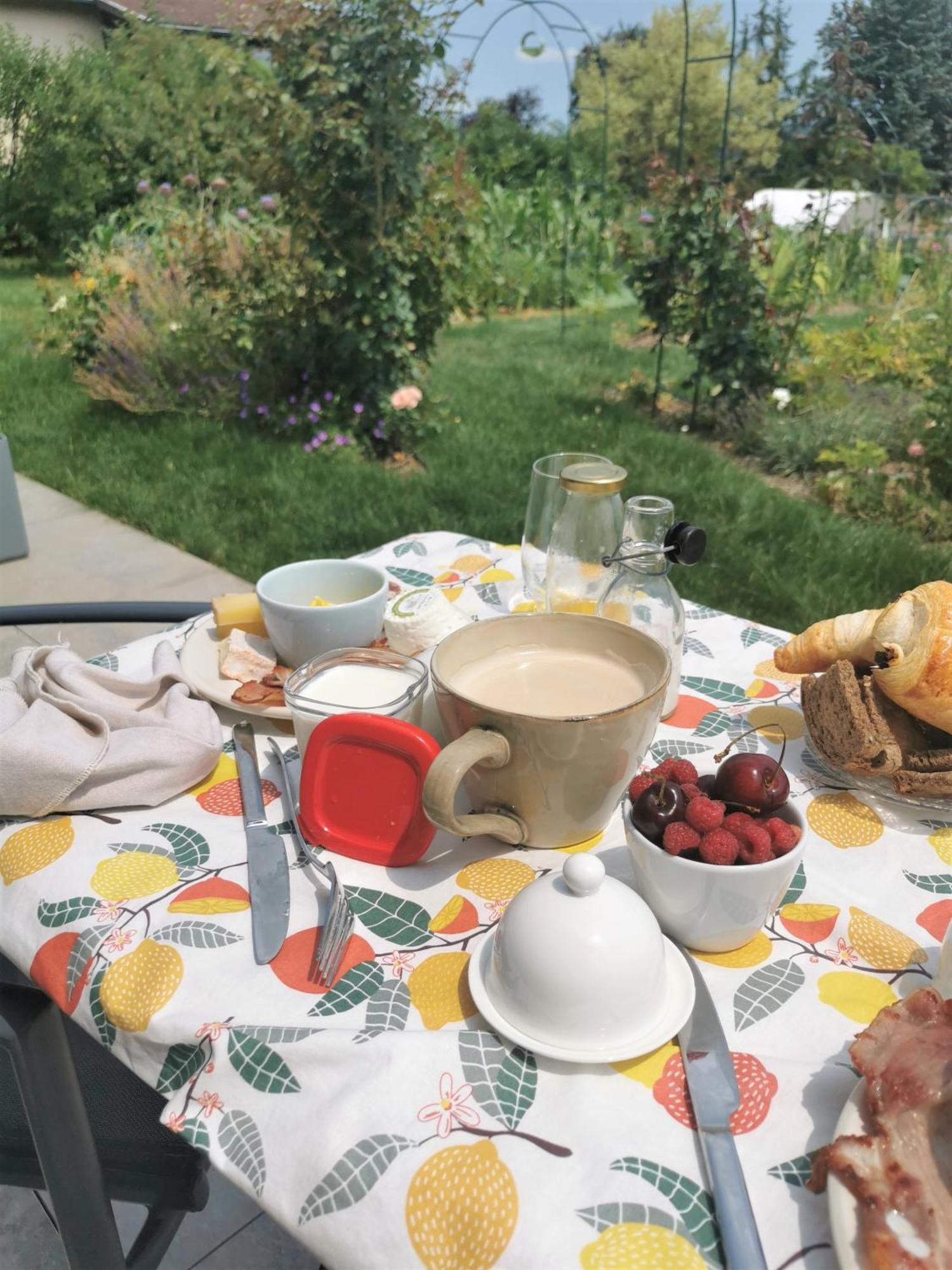 Au Jardin Des Deux Roches Bed & Breakfast Prissé Exterior photo